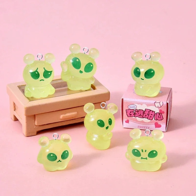 Resin Craft Projects - 10 Breloques en résine Alien Vert